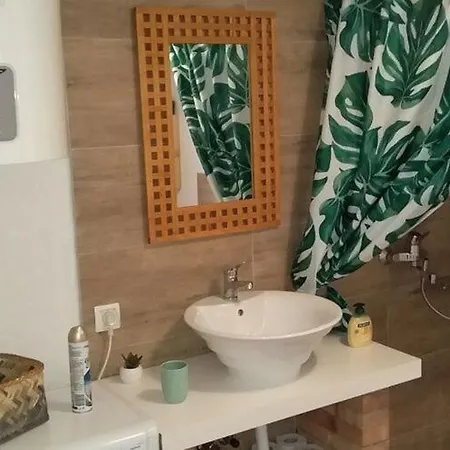 Mir - With Garden View Apartment