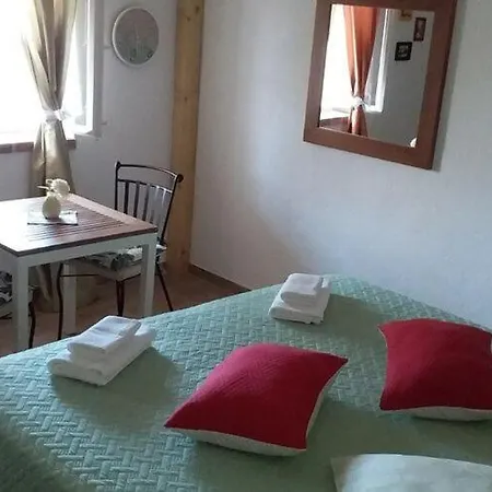 Mir - With Garden View Apartment