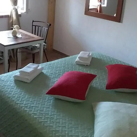 Mir - With Garden View Apartment